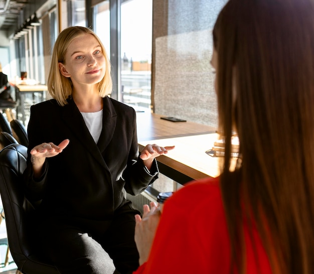 Geschäftsfrauen, die Gebärdensprache bei der Arbeit verwenden