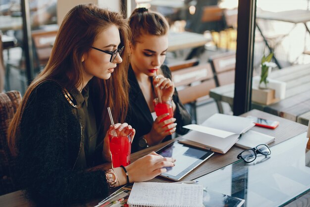 Geschäftsfrauen, die in einem Café sitzen