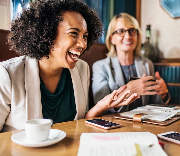 Geschäftsfrauen diskutieren und haben Spaß