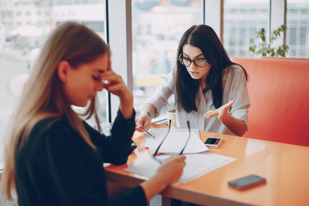 Geschäftsfrauen im büro