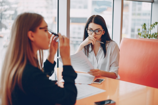 Geschäftsfrauen im büro