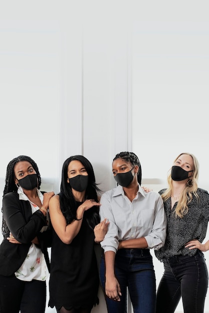 Kostenloses Foto geschäftsfrauen in der maske neue normale büromode