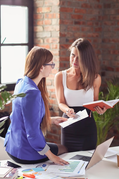 Geschäftsfrauen in einer Besprechung im Büro