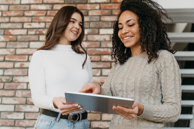 Geschäftsfrauen mit Tablette bei der Arbeit