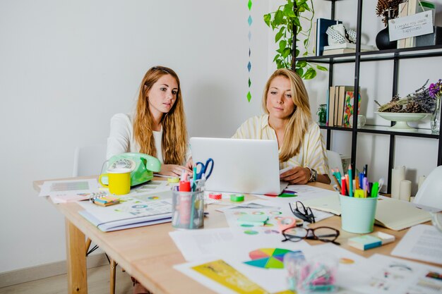 Geschäftsfrauen sitzen am Laptop