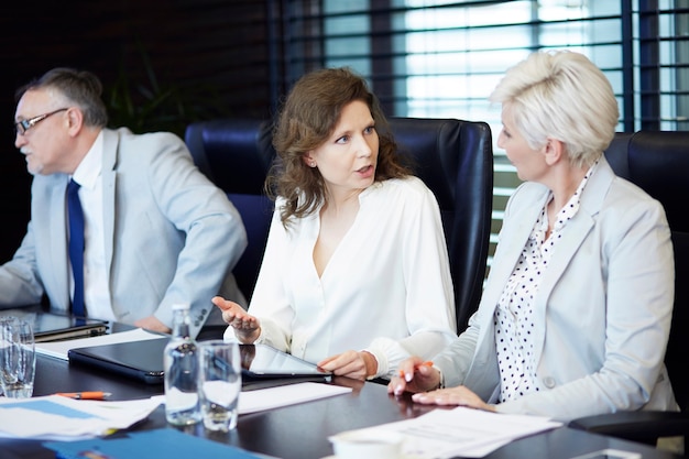 Geschäftsleute diskutieren Rückvergütungsstrategien