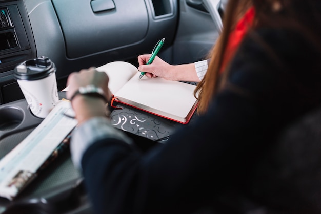 Geschäftsfrauschreiben im Auto