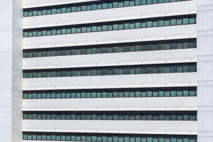Kostenlose Foto geschäftsgebäude außen mit glasfenstermuster