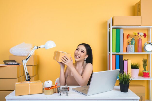 Geschäftsinhaber, der zu Hause an der Büroverpackung arbeitet.