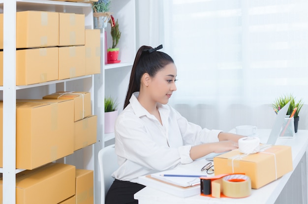 Geschäftsinhaber, der zu Hause Büro arbeitet