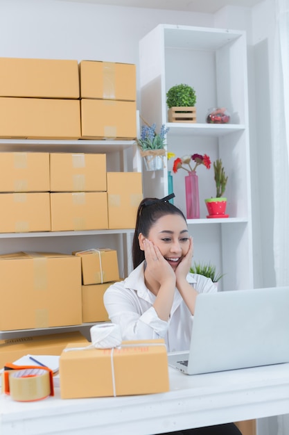 Geschäftsinhaber, der zu Hause Büro arbeitet