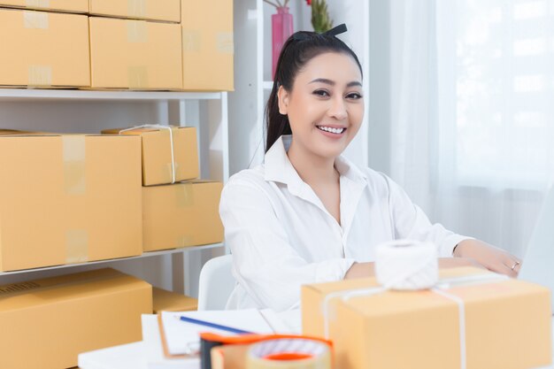 Geschäftsinhaber, der zu Hause Büro arbeitet