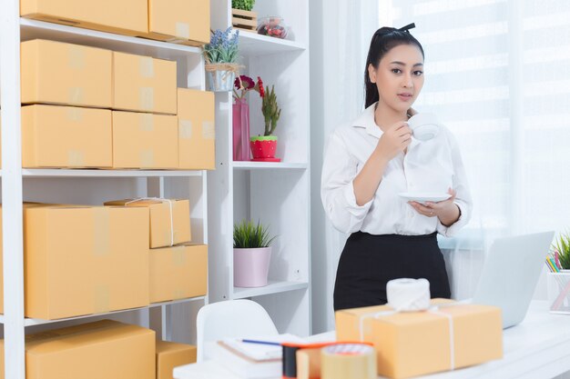 Geschäftsinhaber, der zu Hause Büro arbeitet