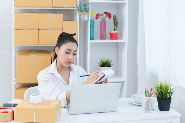 Geschäftsinhaber, der zu Hause Büro arbeitet