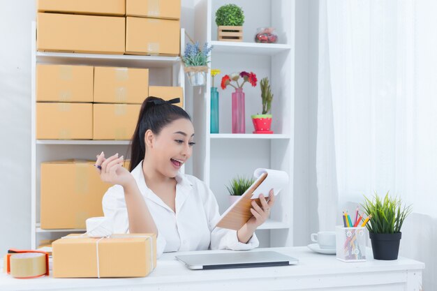 Geschäftsinhaber, der zu Hause Büro arbeitet