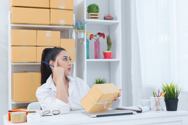 Geschäftsinhaber, der zu Hause Büro arbeitet