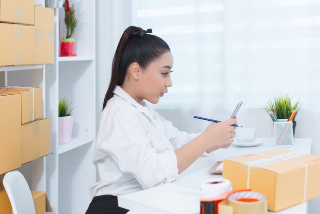 Geschäftsinhaber, der zu Hause Büro arbeitet