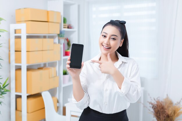 Geschäftsinhaber, der zu Hause Büro arbeitet