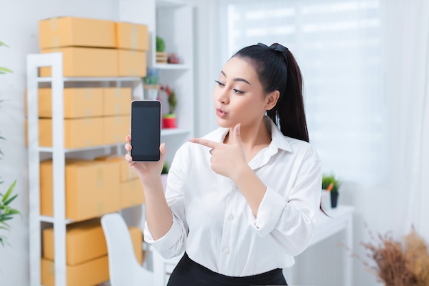 Geschäftsinhaber, der zu Hause Büro arbeitet