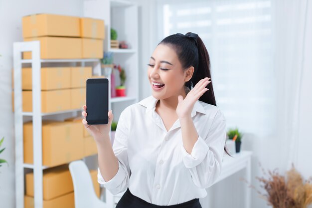 Geschäftsinhaber, der zu Hause Büro arbeitet