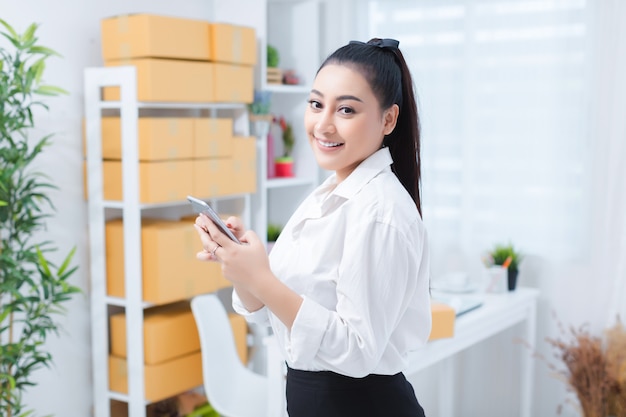 Geschäftsinhaber, der zu Hause Büro arbeitet