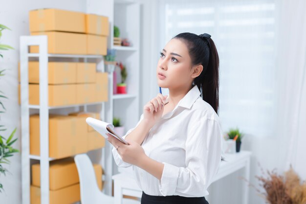 Geschäftsinhaber, der zu Hause Büro arbeitet