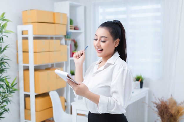 Geschäftsinhaber, der zu Hause Büro arbeitet