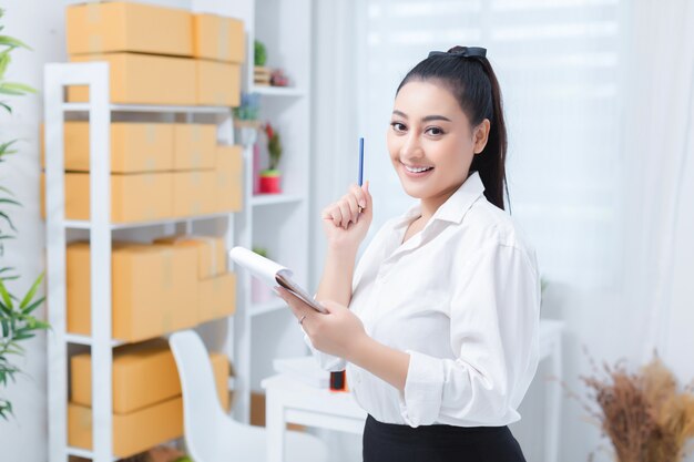 Geschäftsinhaber, der zu Hause Büro arbeitet