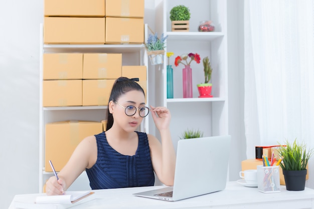 Geschäftsinhaber, der zu Hause Büro arbeitet