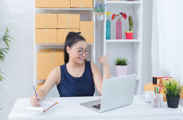 Geschäftsinhaber, der zu Hause Büro arbeitet