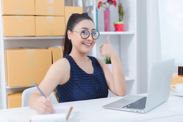 Geschäftsinhaber, der zu Hause Büro arbeitet