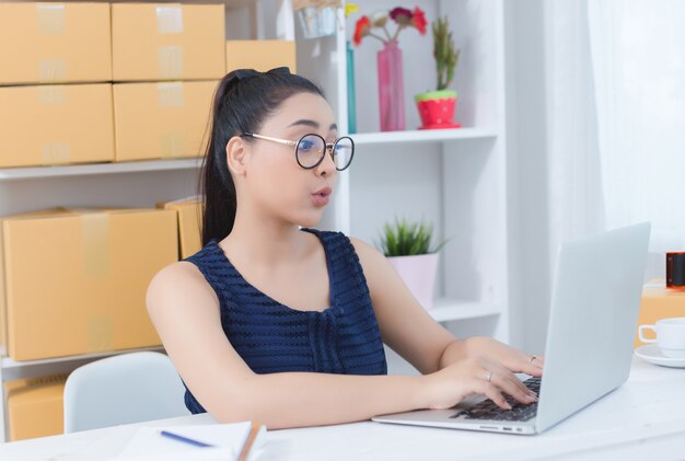 Geschäftsinhaber, der zu Hause Büro arbeitet