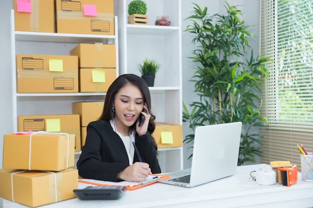 Geschäftsinhaber, der zu Hause Büro arbeitet