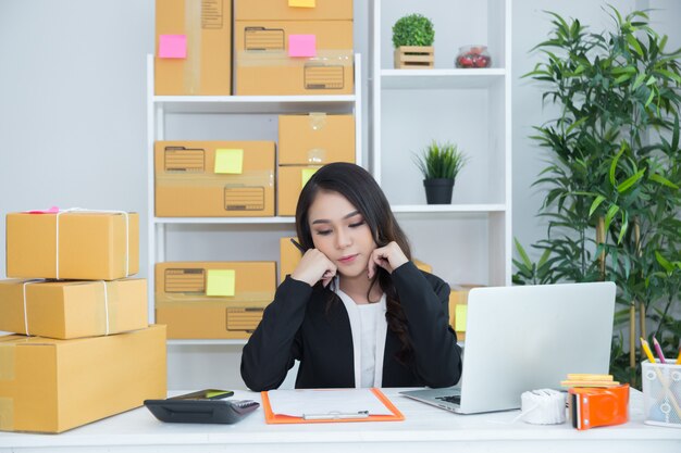 Geschäftsinhaber, der zu Hause Büro arbeitet