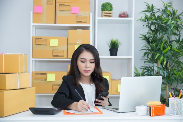 Geschäftsinhaber, der zu Hause Büro arbeitet