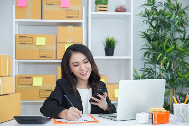 Geschäftsinhaber, der zu Hause Büro arbeitet