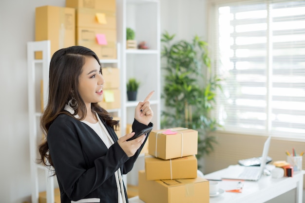 Geschäftsinhaber, der zu Hause Büro arbeitet