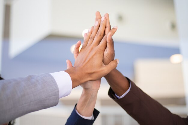Geschäftskollegen, die Erfolg feiern und Hände verbinden