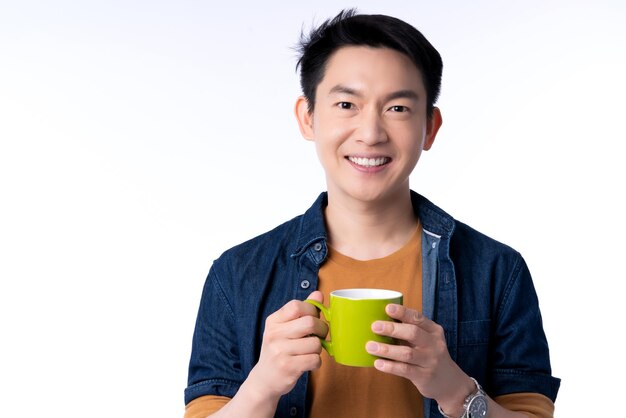 Geschäftskommunikationsideenkonzept mit asiatischem attraktivem männlichem lässigem t-shirt hand halten heißes getränk lächeln und glückshandgeste stellen freudigen moment dar