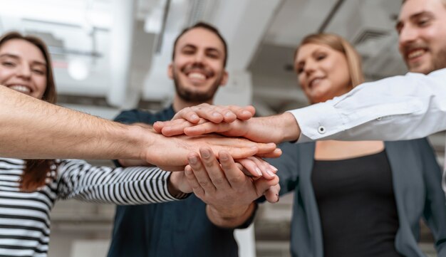 Geschäftsleute am Büro treffen Händedruck