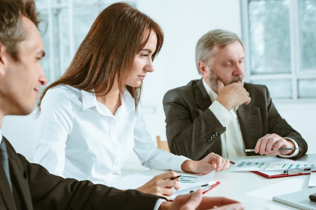 Geschäftsleute arbeiten zusammen