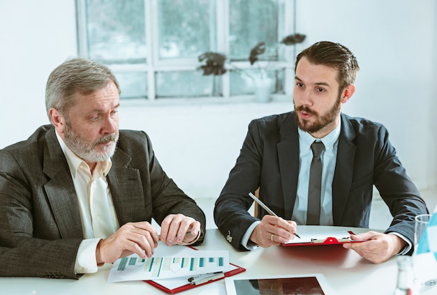 Geschäftsleute arbeiten zusammen