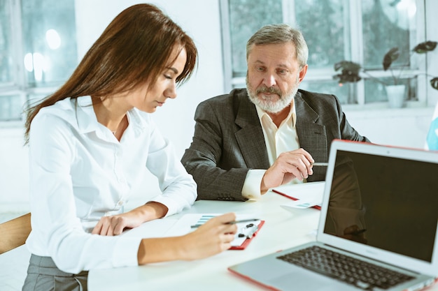 Geschäftsleute arbeiten zusammen