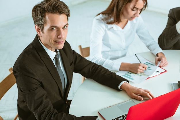 Kostenloses Foto geschäftsleute arbeiten zusammen