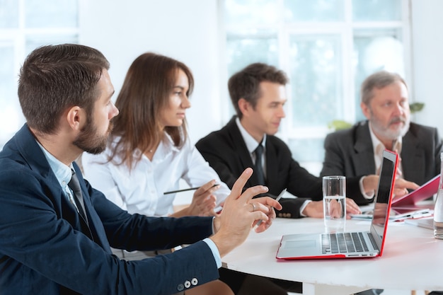 Kostenloses Foto geschäftsleute arbeiten zusammen