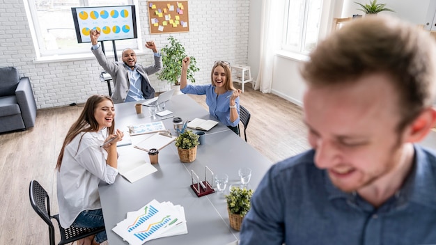 Geschäftsleute arbeiten zusammen