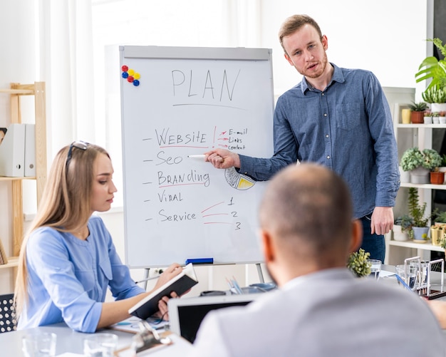 Kostenloses Foto geschäftsleute arbeiten zusammen