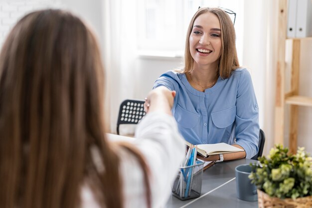 Geschäftsleute arbeiten zusammen