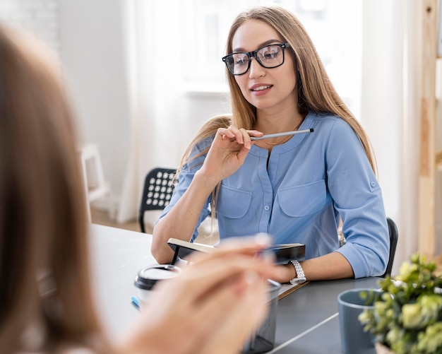 Geschäftsleute arbeiten zusammen