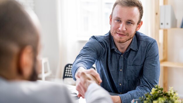 Geschäftsleute arbeiten zusammen